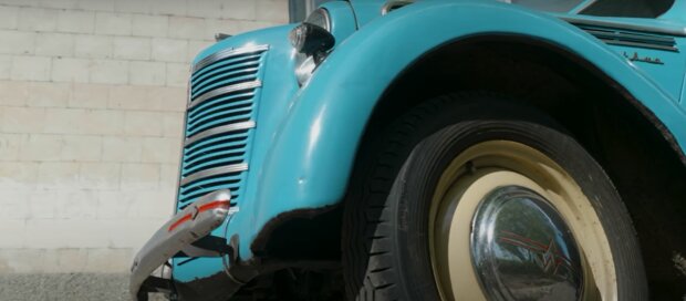 В заброшенном гараже под слоем пыли нашли легендарный "Москвич-401" 1955 года выпуска: сохранился, как новенький
