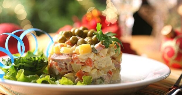Такого необычной вкуснятины вы еще не пробовали: рецепт заливного салата "Оливье" со шпротами