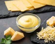 Учимся готовить стрит-фуд дома: рецепт настоящего сырного соуса, который способен украсить любое блюдо