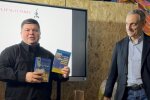 Козацькі таємниці на Куренівці: у київському ліцеї учні зустрілися з автором книги про характерників