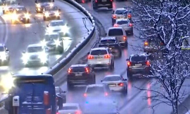 Очень странные штуки: на украинских дорогах появились вспышки, которые слепят водителей. Что известно