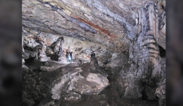 Артефакти знайшли глибоко у печері