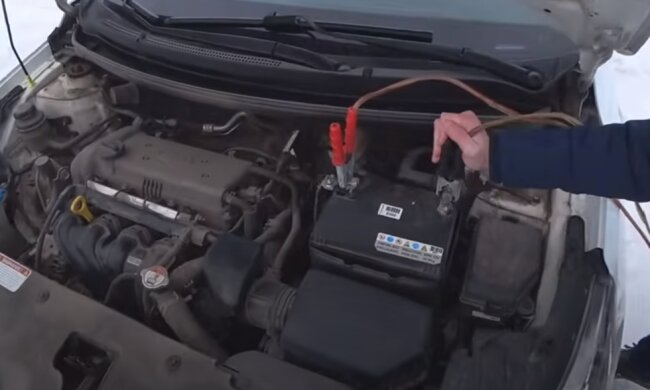 Прикурювання авто: скрін з відео