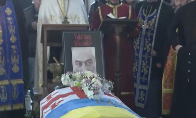 Спи спокойно, наш любимый Буба: гроб Вахтанга Кикабидзе накрыли украинским и грузинским флагами. Фото