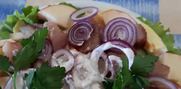 Святковий салат з оселедця, картоплі та яблук з перепелиними яйцями