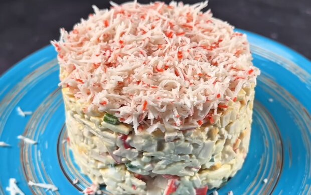 Салат с крабовыми палочками, кадр с видео