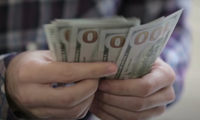 Доллары придется покупать по новым правилам. Что изменилось