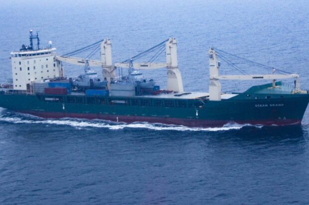 Кремль буде в сказі: вантажний корабель з американськими військовими катерами увійшов у Чорне море