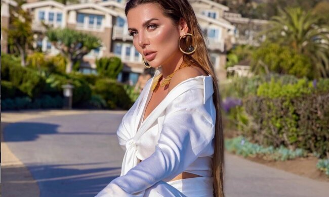 Вийшла на трасу і почала роздягатись: «п‘яна» Седокова влаштувала дебош на камеру