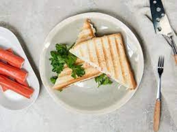 З'їжте з ранку та ще й на роботу заберете: рецепт тостів з паштетом з крабових паличок та плавленого сиру