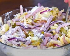 Грудинка и соленые огурчики: рецепт быстрого закусочного салата по-немецки