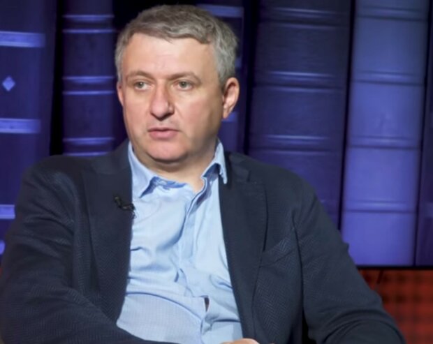 Романенко: "Зеленский должен закрыть незавершенные истории экс-президента Порошенко"
