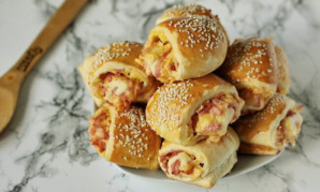 Быстро и аппетитно: рецепт рулетиков из слоеного теста с колбасой и сыром