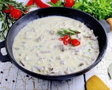 Это вкус оценят даже дети: как приготовить куриные сердечки в сметанном соусе