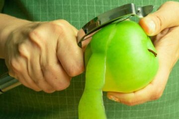 Больше так не делайте: почему не нужно выбрасывать яблочную кожуру и как она вам пригодится