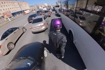 Городской сумасшедший: в Киеве мужчина разогнался на моноколесе выше 60 км/ч. Видео