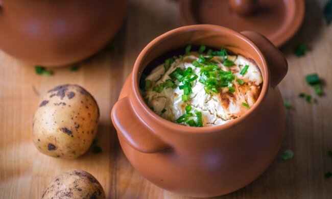 Раньше так готовили в богатых украинских домах: рецепт дерунов с мясом, которые готовятся в горшочках
