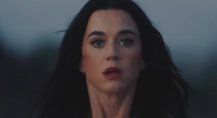 Кэти Перри, кадр из клипа на песню "bandaids"