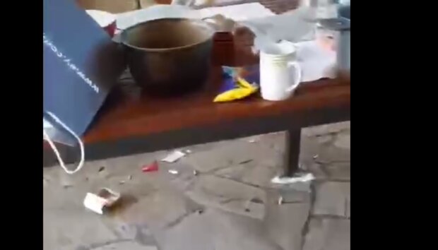"Жерли з собачої миски": житель Ірпеня показав, як в його будинку жили росіяни. Відео