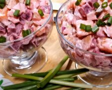 Норвежский салат со свеклой, сельдью и яйцами , фото: youtube.com