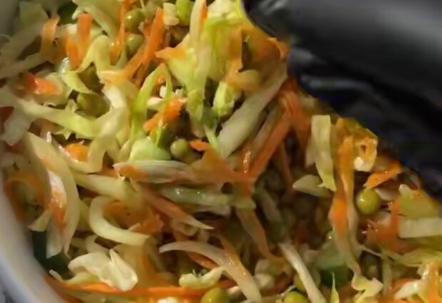 Салат с капустой, морковкой и горошком, кадр из видео