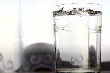 Эта утренняя привычка приводит к раку: медики рассказали об опасности стакана воды натощак