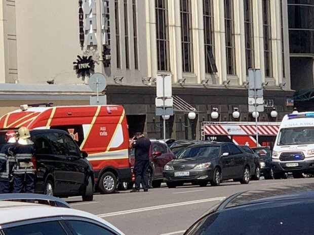 Луцк был репетицией: в Киеве неадекват захватил заложников в банке, может взорвать. Введена спецоперация "Гром"