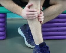 Боль в ноге. Фото: скриншот YouTube-видео