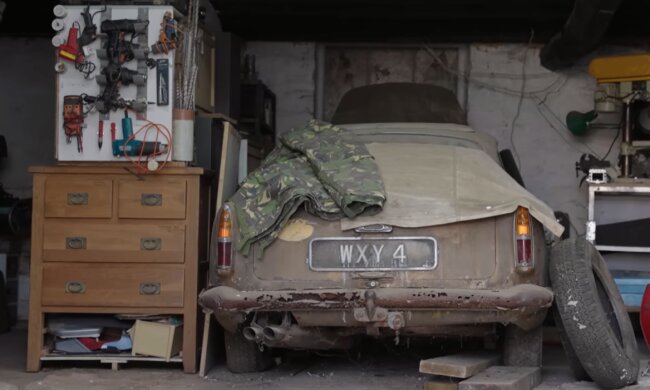 В заброшенном гараже нашли редчайший Aston Martin, который пылился 40 лет. Фото: YouTube