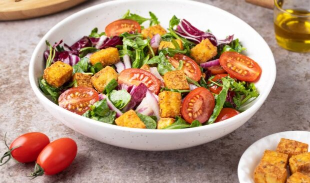 Попробовав один раз, вы в него влюбитесь: рецепт турецкого салата с помидорами, хлебом, оливками и луком