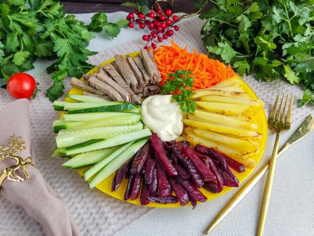 Его захочется съесть сразу весь: рецепт татарского салата с говядиной и картошкой