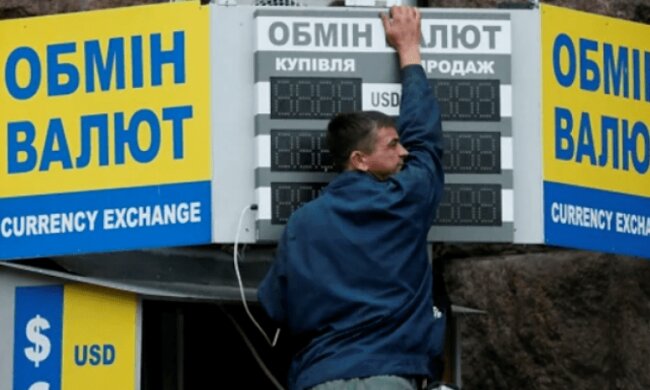 Чому в обмінниках відмовляються приймати долари? Названа причина
