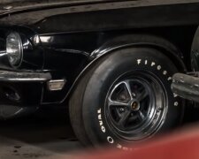 Склад із унікальними занедбаними автомобілями: скрін з відео