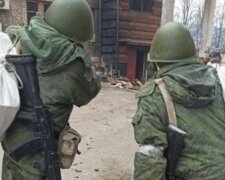 Лазят в советских касках: как военные РФ бегут с мешками награбленного