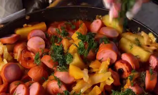 Капуста тушкована з картоплею і сосисками, кадр з відео