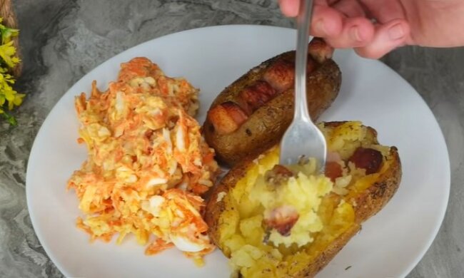 Секрет в надрезах и беконе: как сделать вкуснейшую картошку в духовке. Рецепт