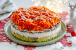 Такое не стыдно поставить на новогодний стол: рецепт необычного салата "Лисья шуба" с красной рыбой