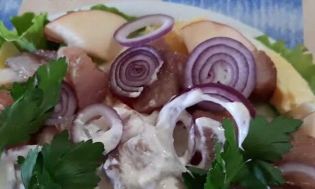 Святковий салат з оселедця, картоплі та яблук з перепелиними яйцями