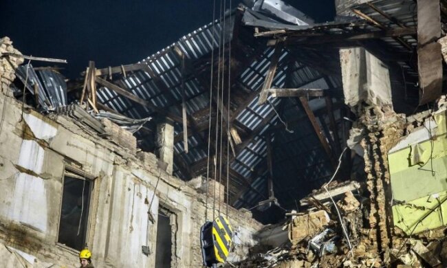 "Давай ведмежа": з'явилося відео, як український поліцейський врятував дівчинку з-під завалів після путінської ракетної атаки