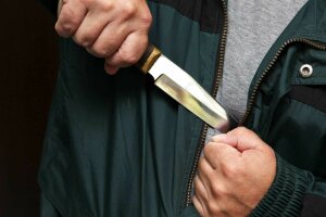 Неизвестный мужчина с ножом ворвался в торговый центр и напал на людей