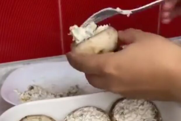 Запеченные грибы с сыром и сметаной, кадр с видео
