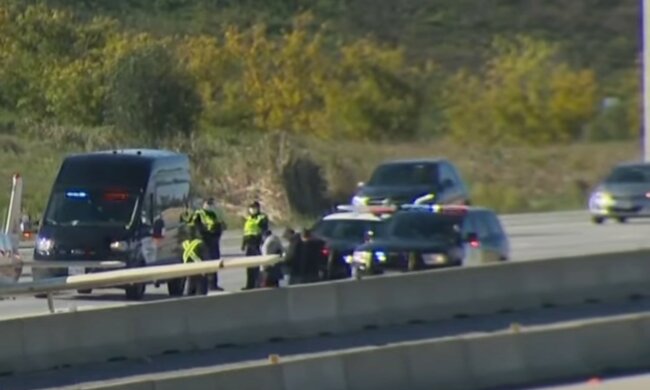 Водії почали молитися. У Канаді літак сів на переповнений автобан. Відео
