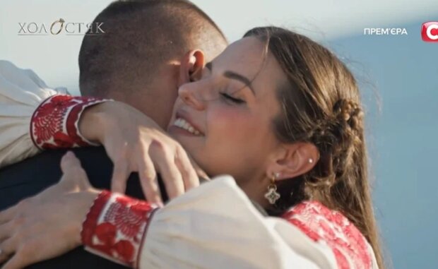 Тарас Цимбалюк и Валерия Жуковская, кадр из видео