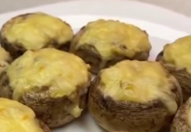 Запеченные грибы с сыром и сметаной, кадр с видео