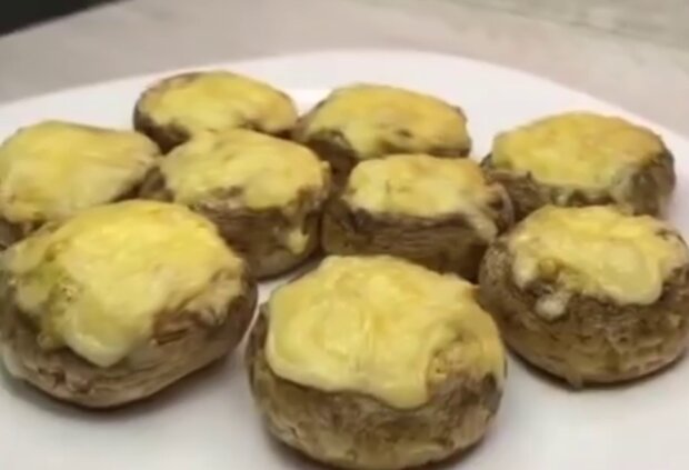 Запеченные грибы с сыром и сметаной, кадр с видео