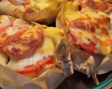 Картопляні "човники" з сардельками, сиром та помідорами: рецепт