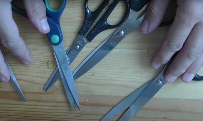 Старинная хитрость: как быстро заточить ножницы при помощи иголки