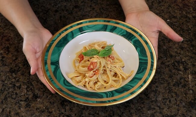 Гуцульські макарони у молочному соусі з бринзою та помідорами. Фото: YouTube