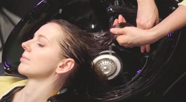 Мытье волос. Фото: YouTube