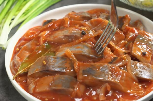 Рецепт закусочного салата с помидорами, луком и селедкой на зиму. Фото: YouTube